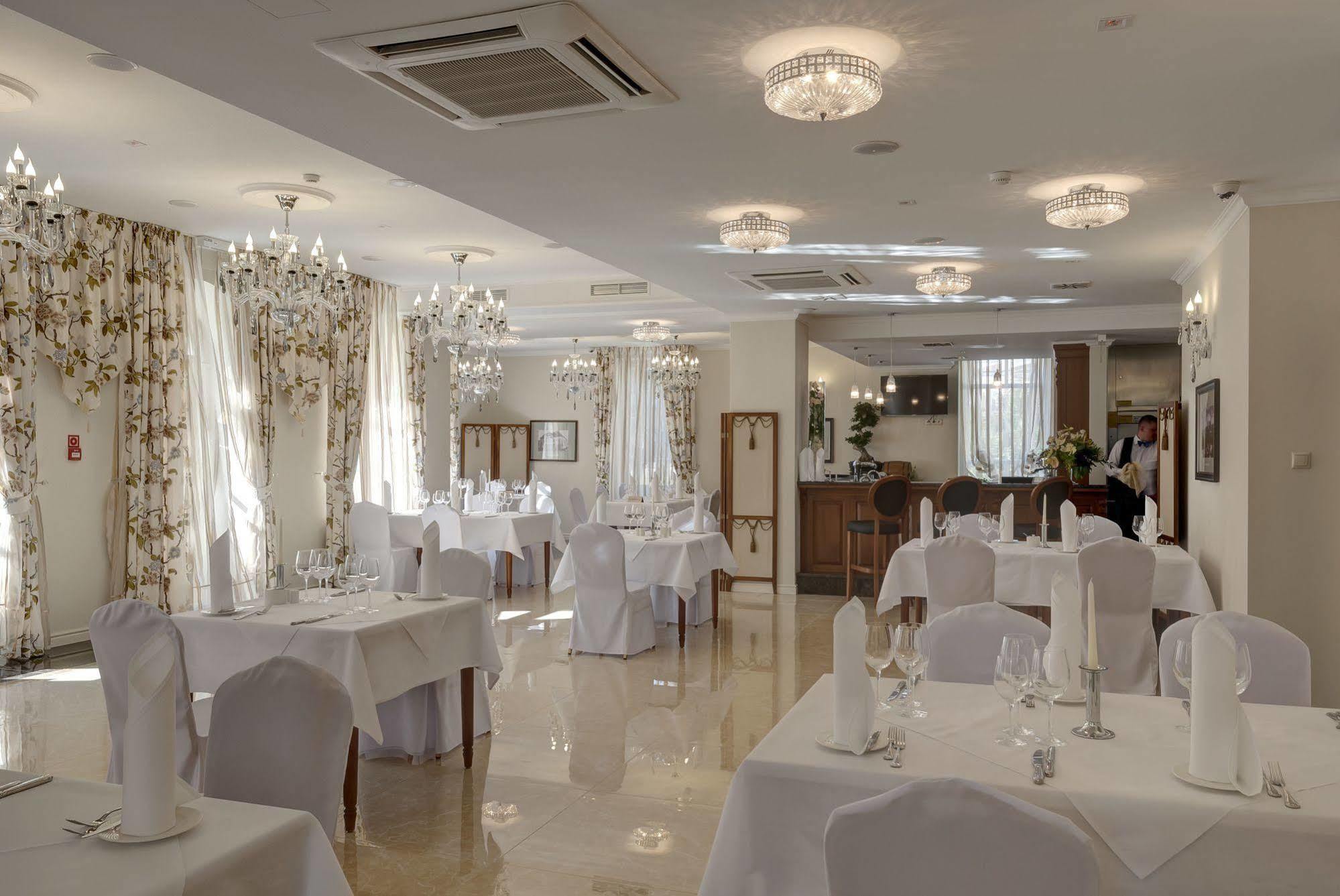 Hotel Willa Hueta Келце Екстериор снимка